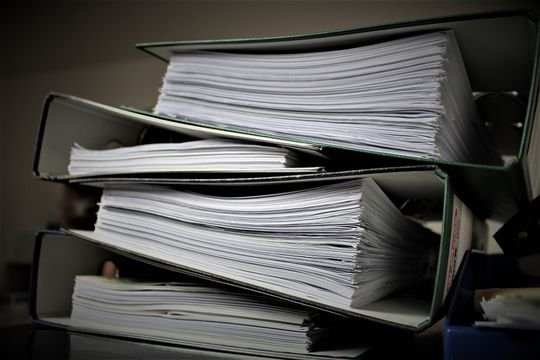 Schluss mit stapelweise Akten! Die Digitale Personalakte sorgt für Platz in den Schränken und erleichtert Ihren Personalern die Arbeit