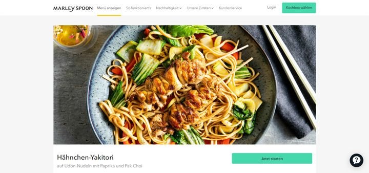 Typisch japanisch: Yakitori-Spieße mit Hähnchen, dazu Udon-Nudeln mit Gemüse