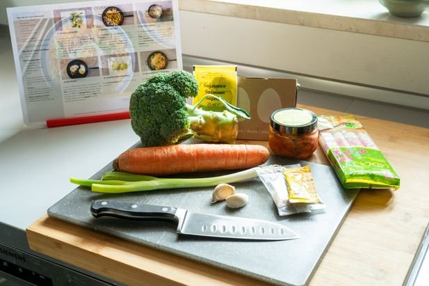 Als Erstes stürzen wir uns auf das Rezept “Kimchi-Nudelpfanne mit Spiegelei”. Alle frischen Zutaten sowie die Udon-Nudeln, zwei Eier und Soßen und Gewürze sind in der Kochbox enthalten.