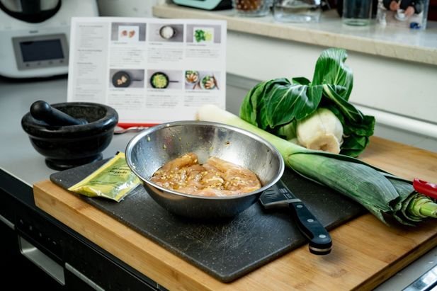 Hähnchen marinieren kennt man ja; aber nur so kurze Zeit? Das kann fast nichts werden!