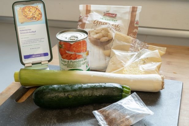 Für den Gnocchi-Auflauf heißt es erstmal: Smartphone zücken. Denn bei Dinnerly gibt es keine Rezeptkarten. Hier schauen wir uns an, welche Zutaten wir brauchen und stellen alles bereit.