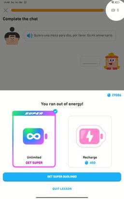Ohne kostenpflichtiges Abo hast du nur 25 Energiepunkte pro Tag. Sind diese aufgebraucht, musst du abwarten, mehrere Werbespots betrachten oder zahlen, um weiterlernen zu können.