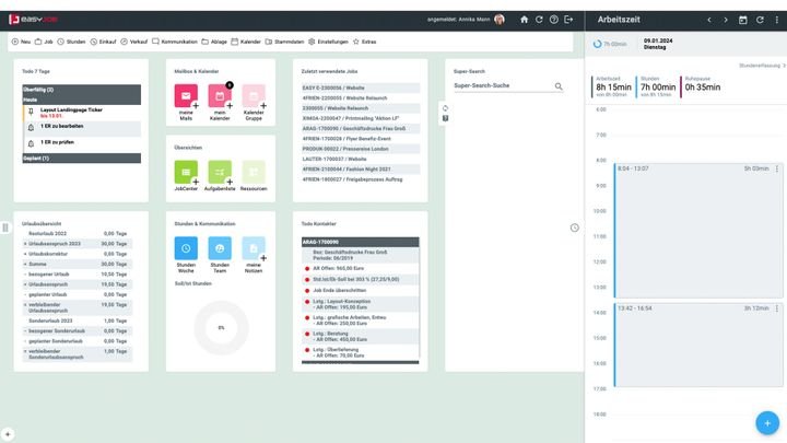 Im Stundenpanel haben alle Mitarbeiter:innen Überblick über Arbeitszeiten und Projektstunden