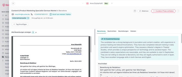 Die Factorial KI fasst die Lebensläufe und Anschreiben deiner Bewerber:innen in einem kurzen, knackigen Text zusammen und gibt eine Empfehlung ab, ob sie auf deine Stelle passen. Cool!