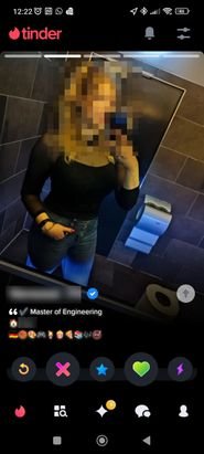 Wie oft ich schon Selfies vom Klo im Club gesehen habe – unangenehm. Was soll so ein Selfie über dich aussagen?