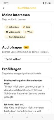 Die Profile auf Bumble sind aussagekräftig und enthalten Eisbrecher, auf die du im Chat Bezug nehmen kannst