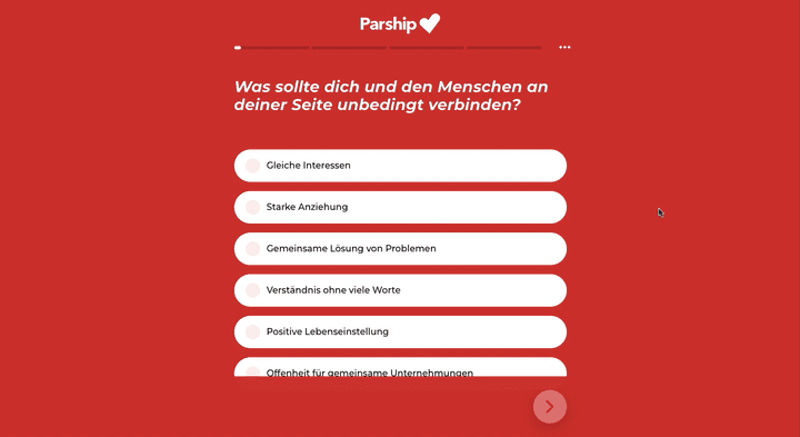 “Alle 11 Minuten verliebt sich ein Single auf Parship”. Wer kennt nicht diesen Slogan? Damit es aber so weit kommt, setzt Parship auf einen detaillierten psychologischen Persönlichkeitstest. Eine Art Fragebogen, wodurch der Algorithmus in der Lage sein soll, dir besonders passende Partnervorschläge zu machen.