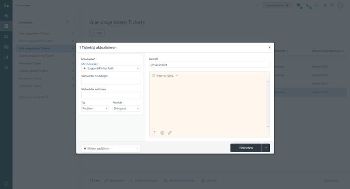 Der Ticketstatus lässt sich auch manuell anpassen. Hinterlassen Sie Kolleg:innen wertvolle Informationen als Notiz.