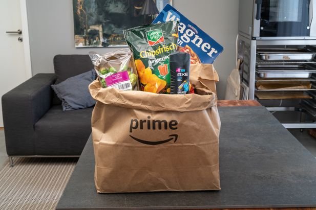 Amazon lieferte in stabilen Papiertüten, die vom Material her den bekannten Papier-Versandtaschen sehr stark ähnelten