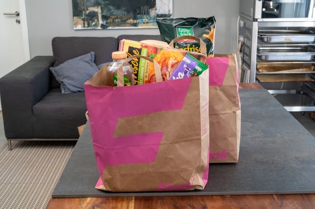 Unsere Flink-Bestellung wurde auf zwei Papiertüten aufgeteilt