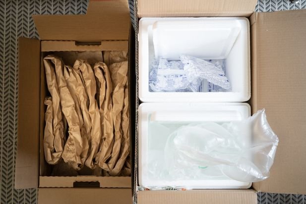 Styroporboxen, Kühlgels und Trockeneis von myTime sorgen für optimale Kühlung bei längerem Transport - aber auch für eine Menge Müll!