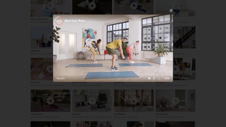 Bei Gymondo fühlen sich vor allem Frauen wohl, aber auch Männer kommen auf ihre Kosten. Die gut produzierten Videos und die motivierten Trainer:innen sorgen für Spaß beim Training.