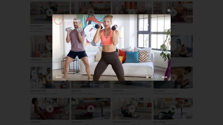 Falls du keine Kurzhantel zu Hause hast, kannst du auch problemlos Wasserflaschen verwenden