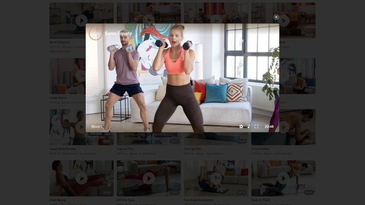 In einigen Übungen brauchst du Kurzhanteln, die du – wie der Coach links im Bild – aber ersetzen kannst.