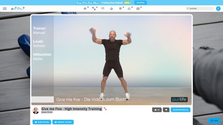 Der pur-life-Gründer Manuel Eckhardt sorgt in vielen Videos selbst für das Coaching.