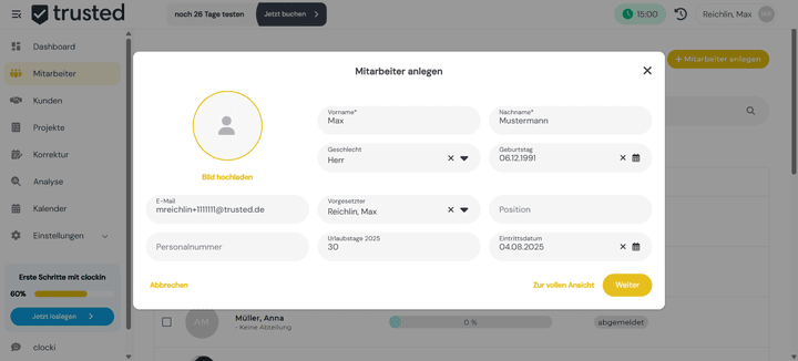 Erster Schritt der Einrichtung: Das Anlegen aller Mitarbeiter:innen im System. Glücklicherweise klappt das mit clockin superschnell und einfach.