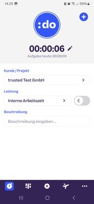 Ein Blick in die mobile App von Clockodo. Mit dem großen blauen Button startest du die Zeiterfassung sekundengenau.