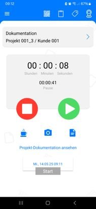 In der mobilen TimeTrack App tracken deine Mitarbeiter:innen ihre Zeiten direkt vor Ort oder unterwegs per einfacher Stoppuhr. Auch mit der App sind Zuordnungen zu Projekten möglich, um Zeiten direkt einem Auftrag oder Termin zuzuordnen.