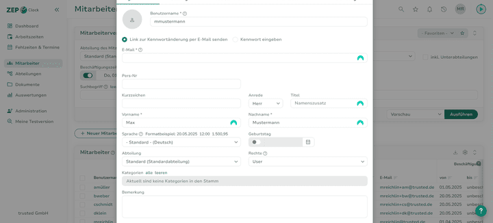 Neue Mitarbeiter:innen im System anzulegen ist kein Problem; allerdings lassen sich nicht direkt alle wichtigen Daten eintragen, was zu Doppelbearbeitung führt. Vor allem, wenn du mehrere Mitarbeiter:innen nacheinander einpflegen willst, kann das stören.