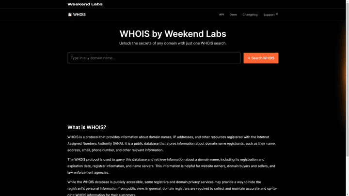 Die bekannte Page WHOIS zur Abfrage von Domaininformationen setzt auf den beliebten Darkmode